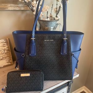 Michael Kors Voyager and wallet set